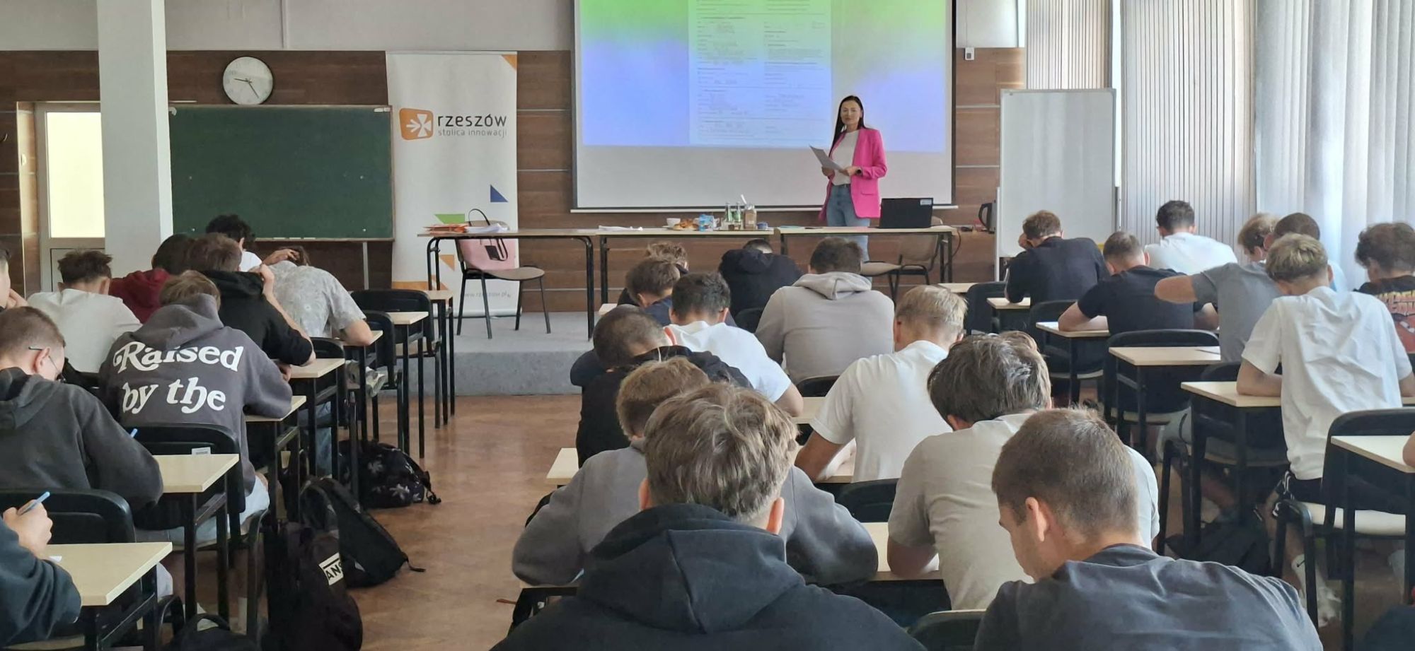 Zdjęcie ze spotkania edukacyjnego z młodzieżą w Zespole Szkół Samochodowych w Rzeszowie